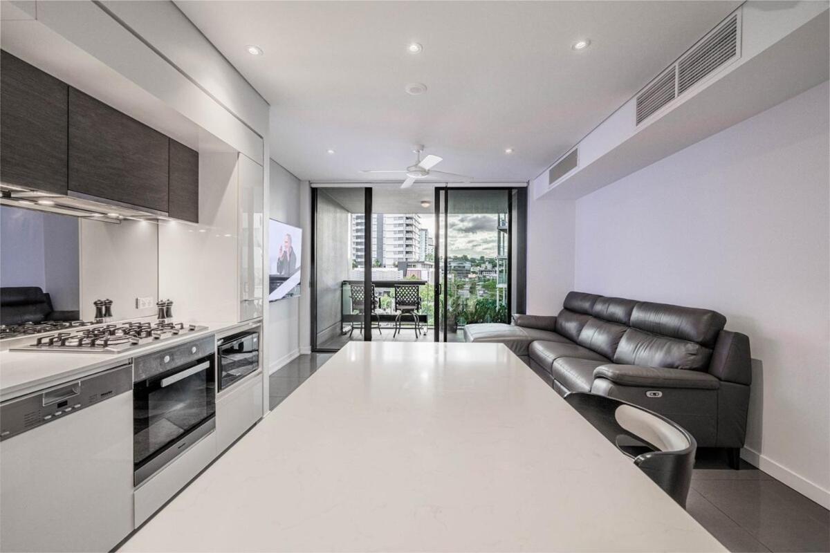 Noir Reverie - Designer Home By The River, Free Carpark, Gym & Pool Brisbane Exterior photo