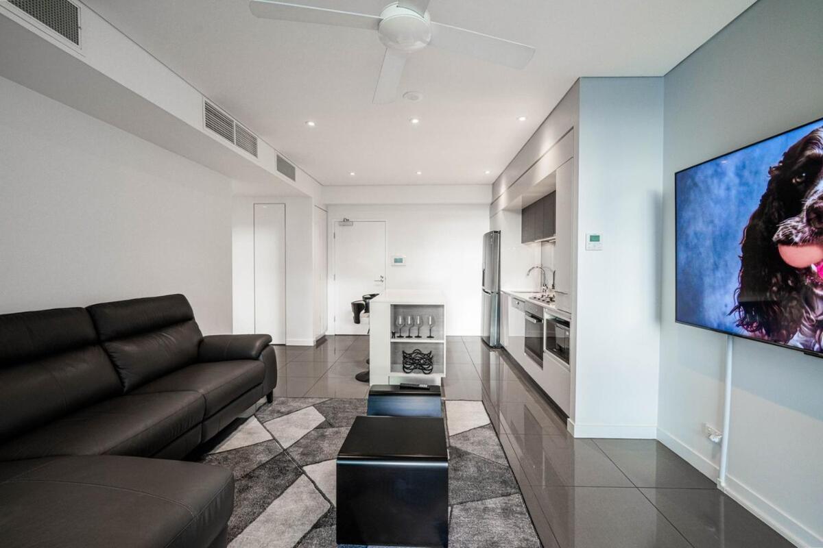 Noir Reverie - Designer Home By The River, Free Carpark, Gym & Pool Brisbane Exterior photo