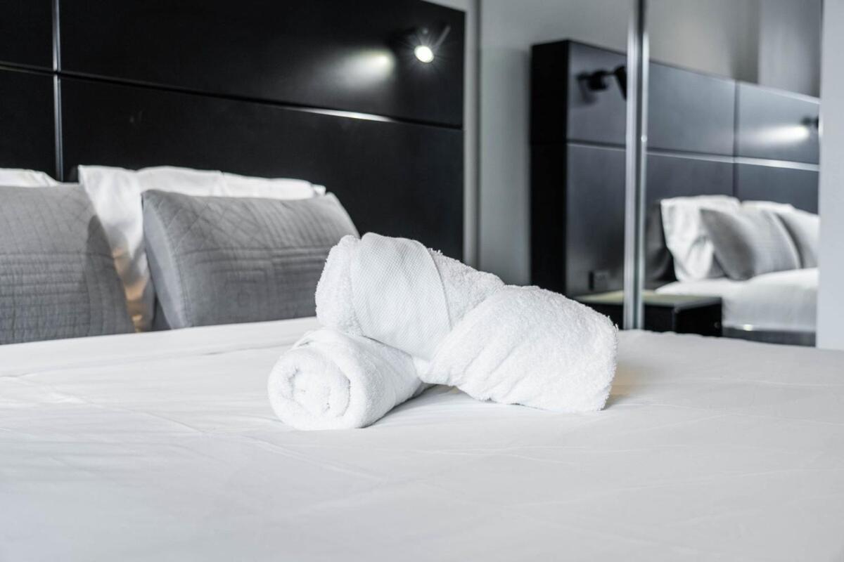 Noir Reverie - Designer Home By The River, Free Carpark, Gym & Pool Brisbane Exterior photo
