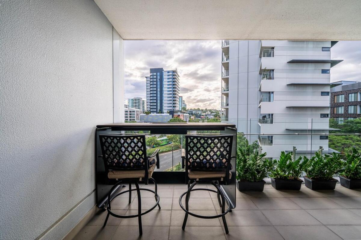 Noir Reverie - Designer Home By The River, Free Carpark, Gym & Pool Brisbane Exterior photo
