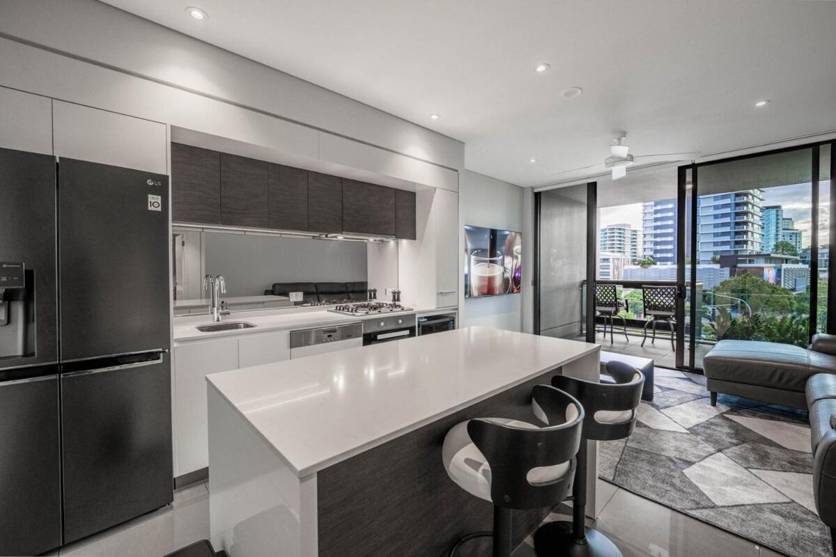 Noir Reverie - Designer Home By The River, Free Carpark, Gym & Pool Brisbane Exterior photo